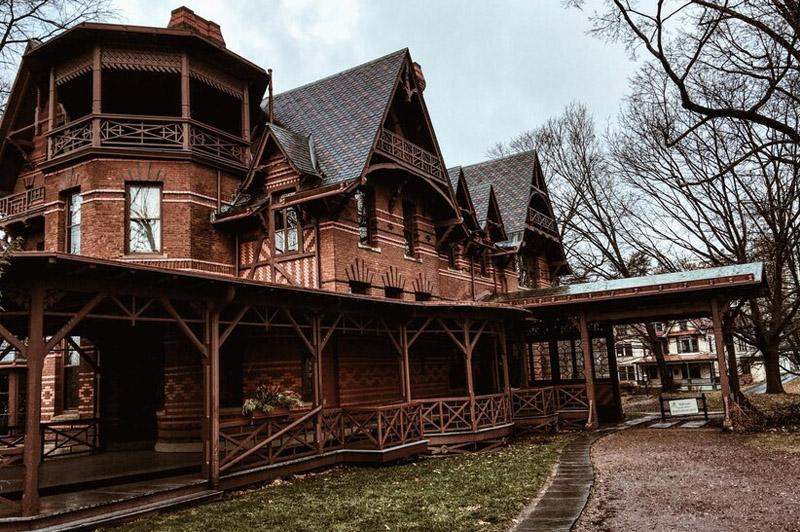 Dream about Boarding House interpretation